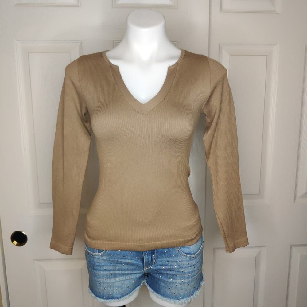 Aura fitted seamless split V-neck top sz M/L